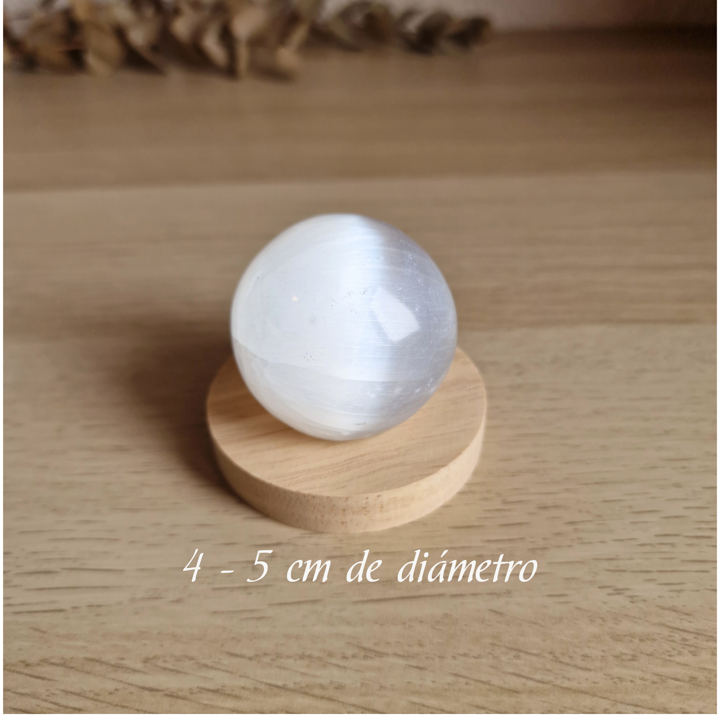 Esfera de Selenita Pulida con Base de Madera