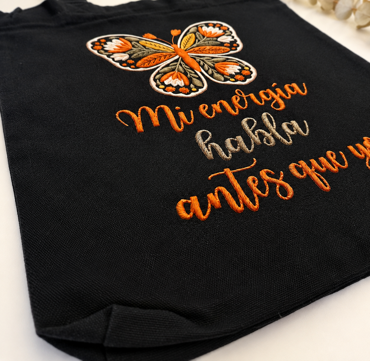 Tote Bag ~ Mi energía habla antes que yo ~ Efecto Bordado (Negra)