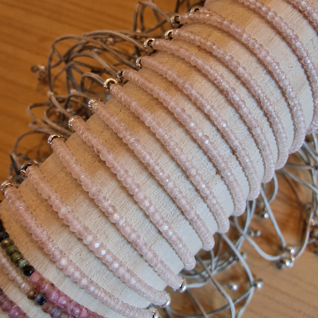 Pulsera ajustable de minerales facetados