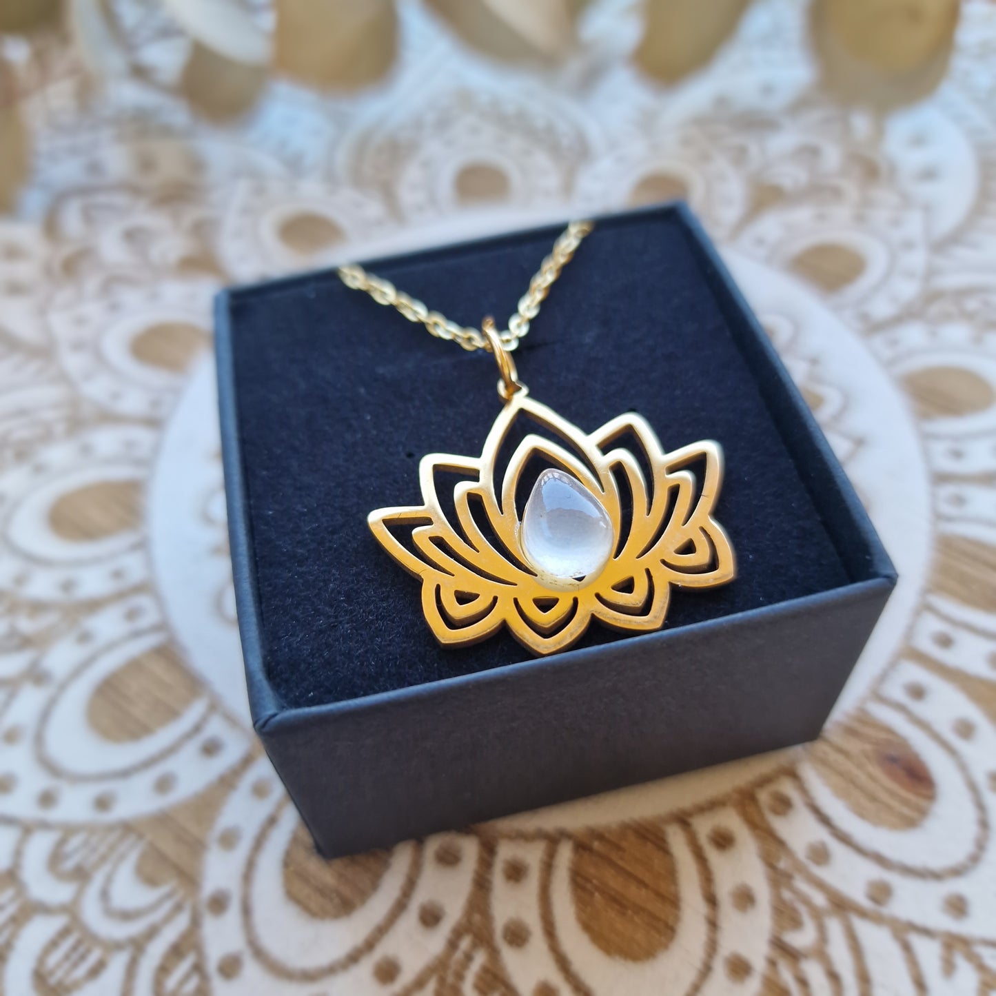 Colgante Flor de Loto con Piedra Luna ~ Equilibrio y Transformación