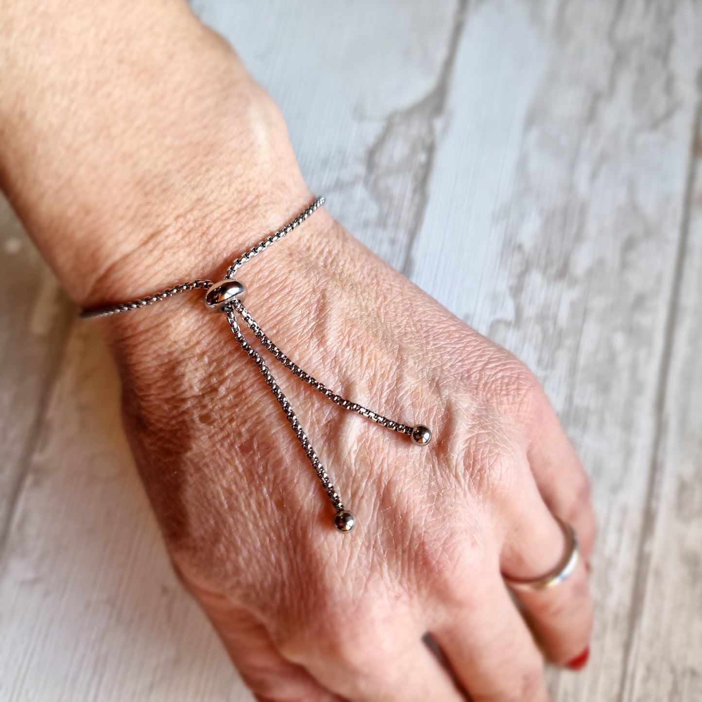 Pulsera Ajustable de Acero con Flor de Loto y Shungit – Renacimiento y Protección