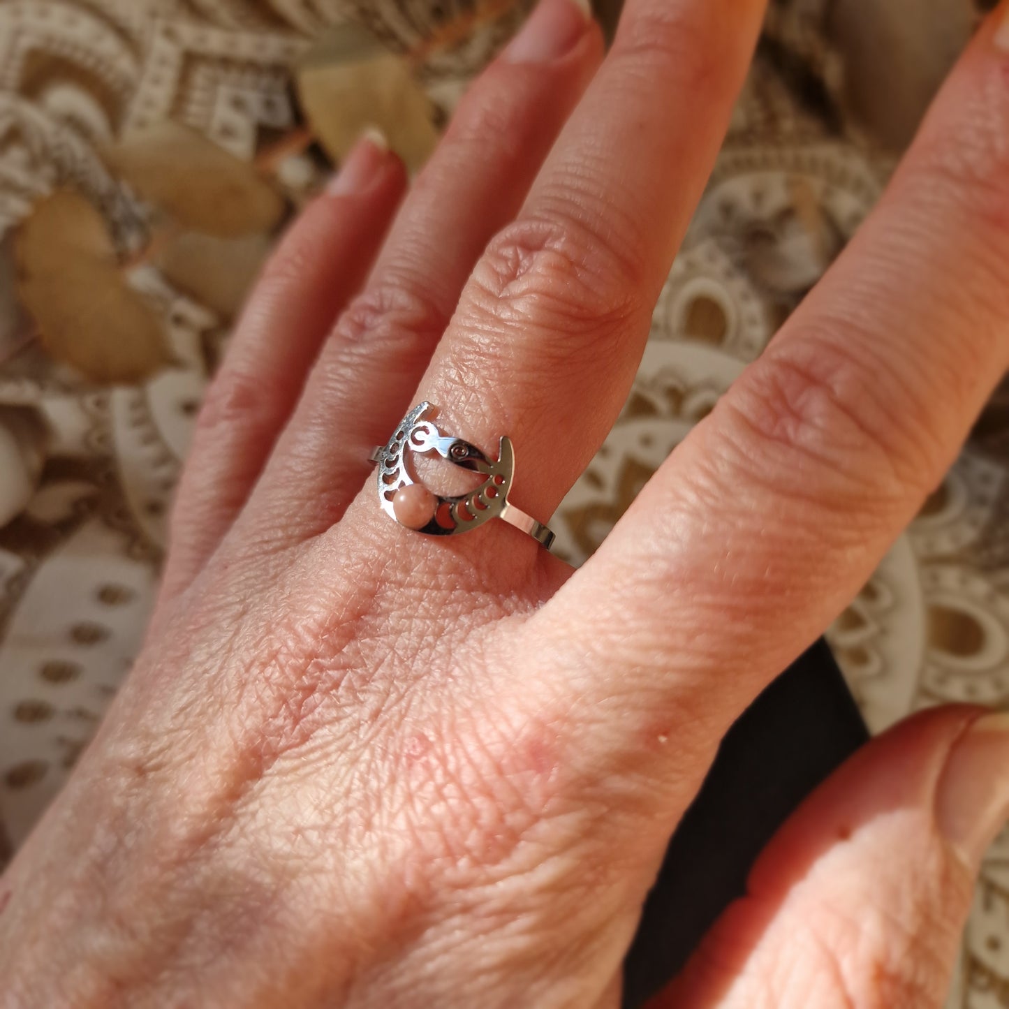 Anillo Ajustable Luna y Diosa con Rodonita ~ Ciclos, feminidad y equilibrio emocional