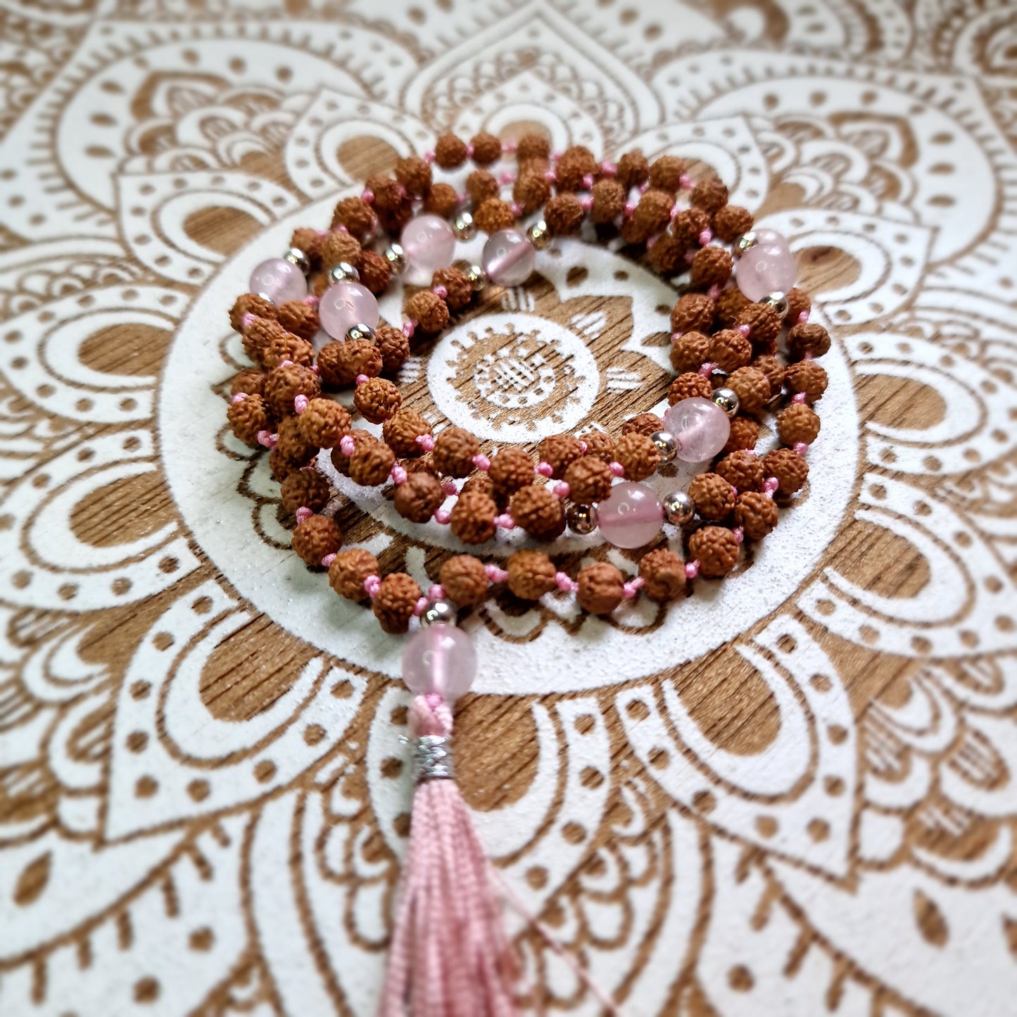 Mala de Rudraksha con Cuarzo Rosa ~ Energía y Meditación
