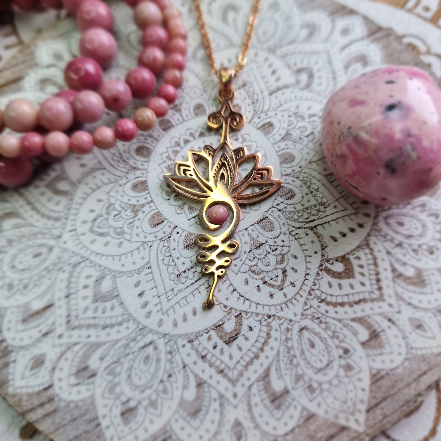 Colgante Acero Rosado Unalome con Rodonita ~ Equilibrio y Crecimiento Emocional