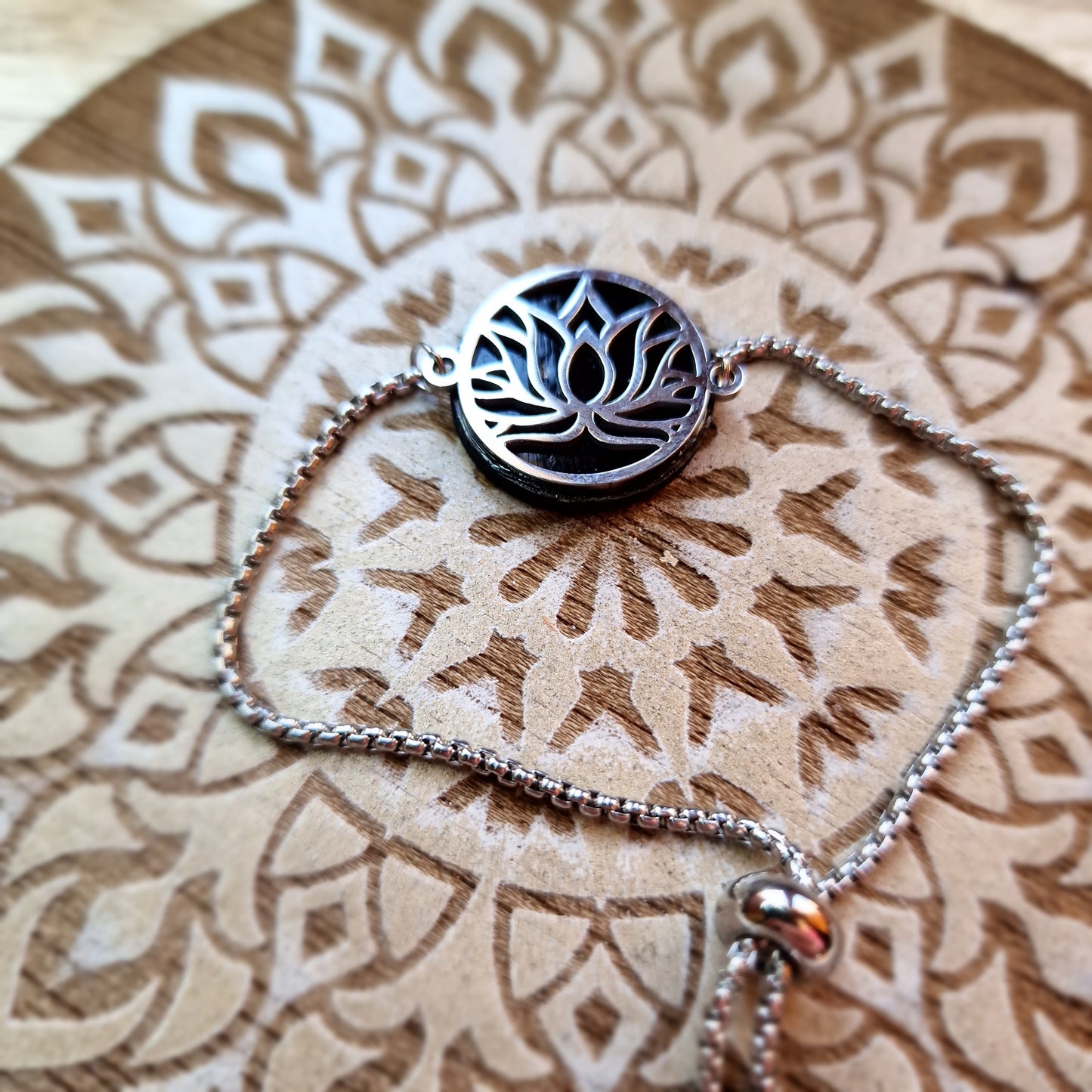 Pulsera Ajustable de Acero con Flor de Loto y Shungit – Renacimiento y Protección