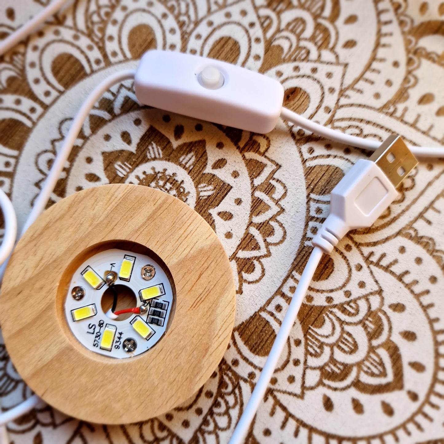 Base de Madera con Luz LED – Ilumina tus Minerales con Magia