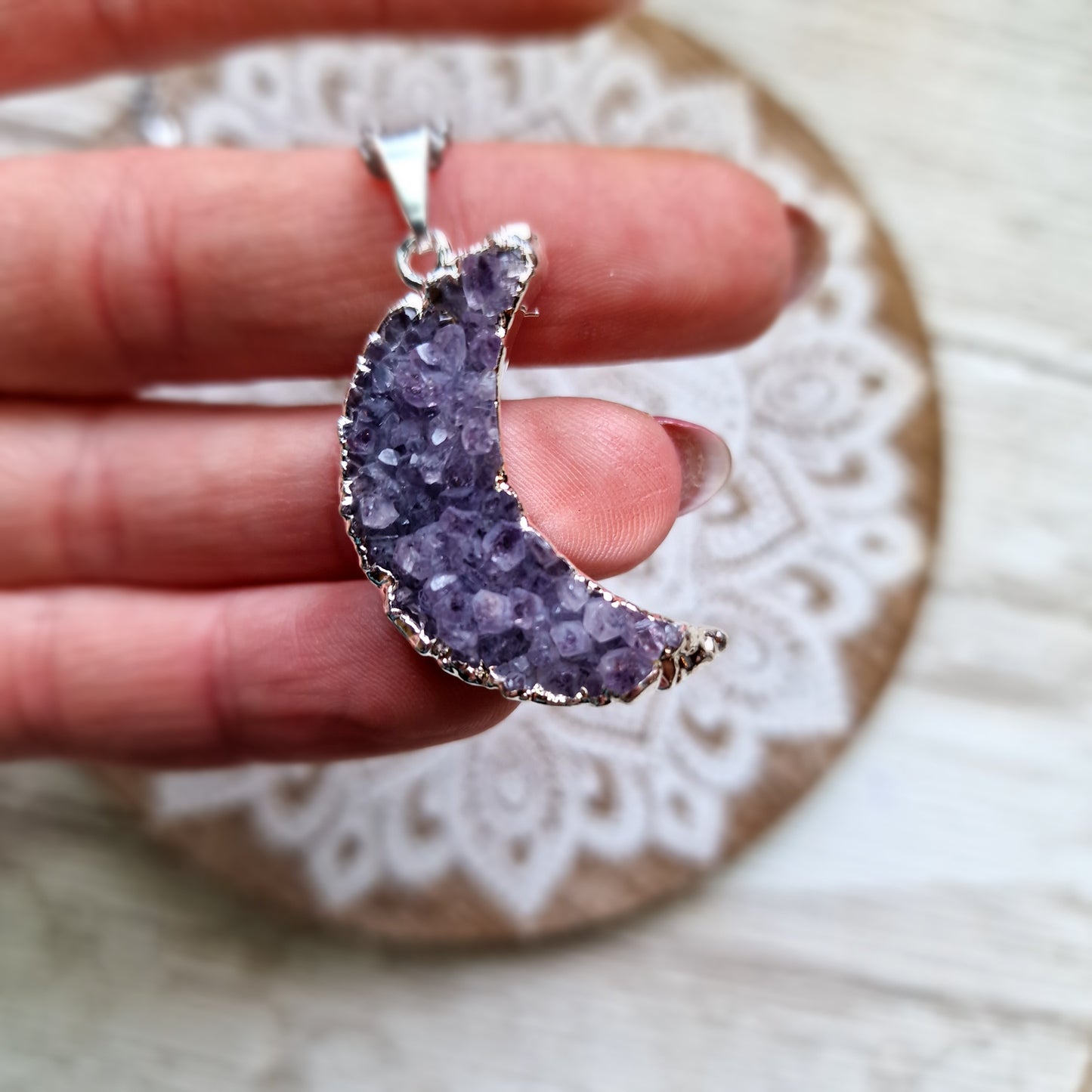 Colgante Luna de Drusa de Amatista – Magia y Energía Natural