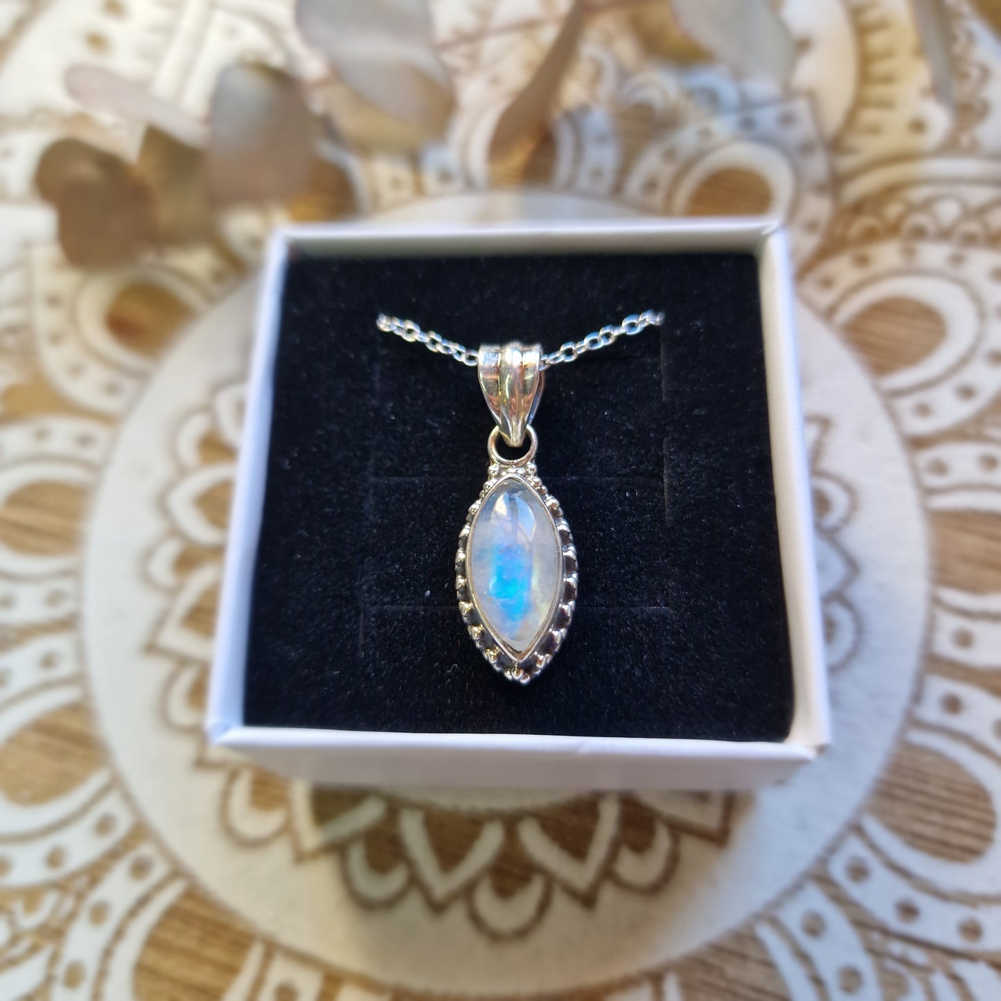 Colgante Ovalado de Piedra Luna en Plata de Ley 925 ~ Luz Interior y Armonía Emocional