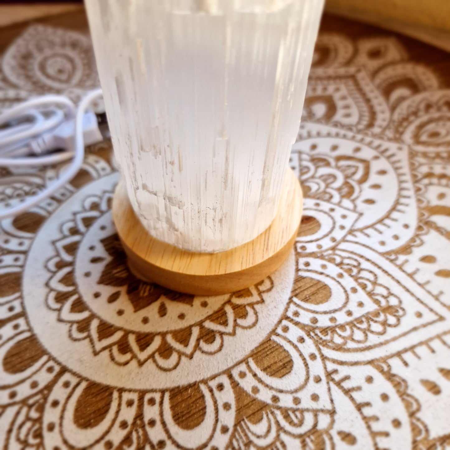 Base de Madera con Luz LED – Ilumina tus Minerales con Magia