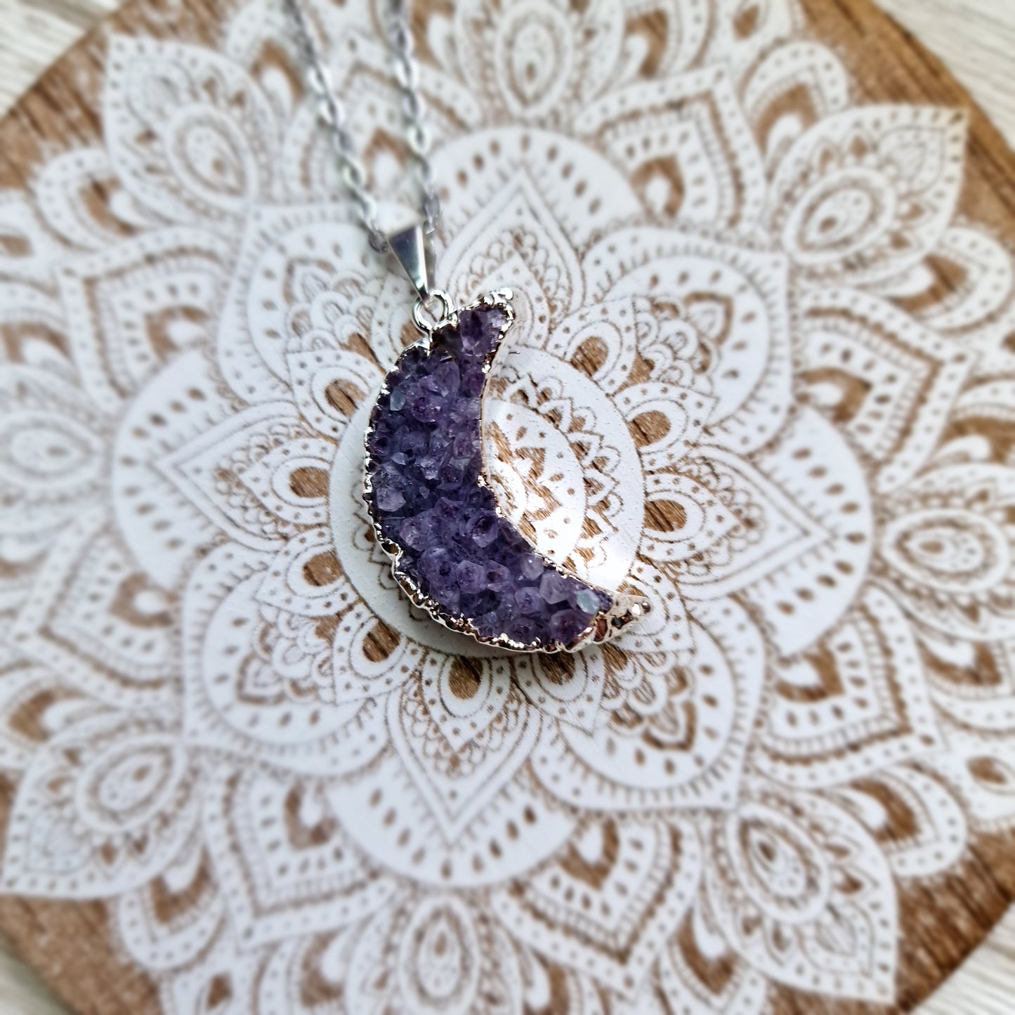Colgante Luna de Drusa de Amatista – Magia y Energía Natural