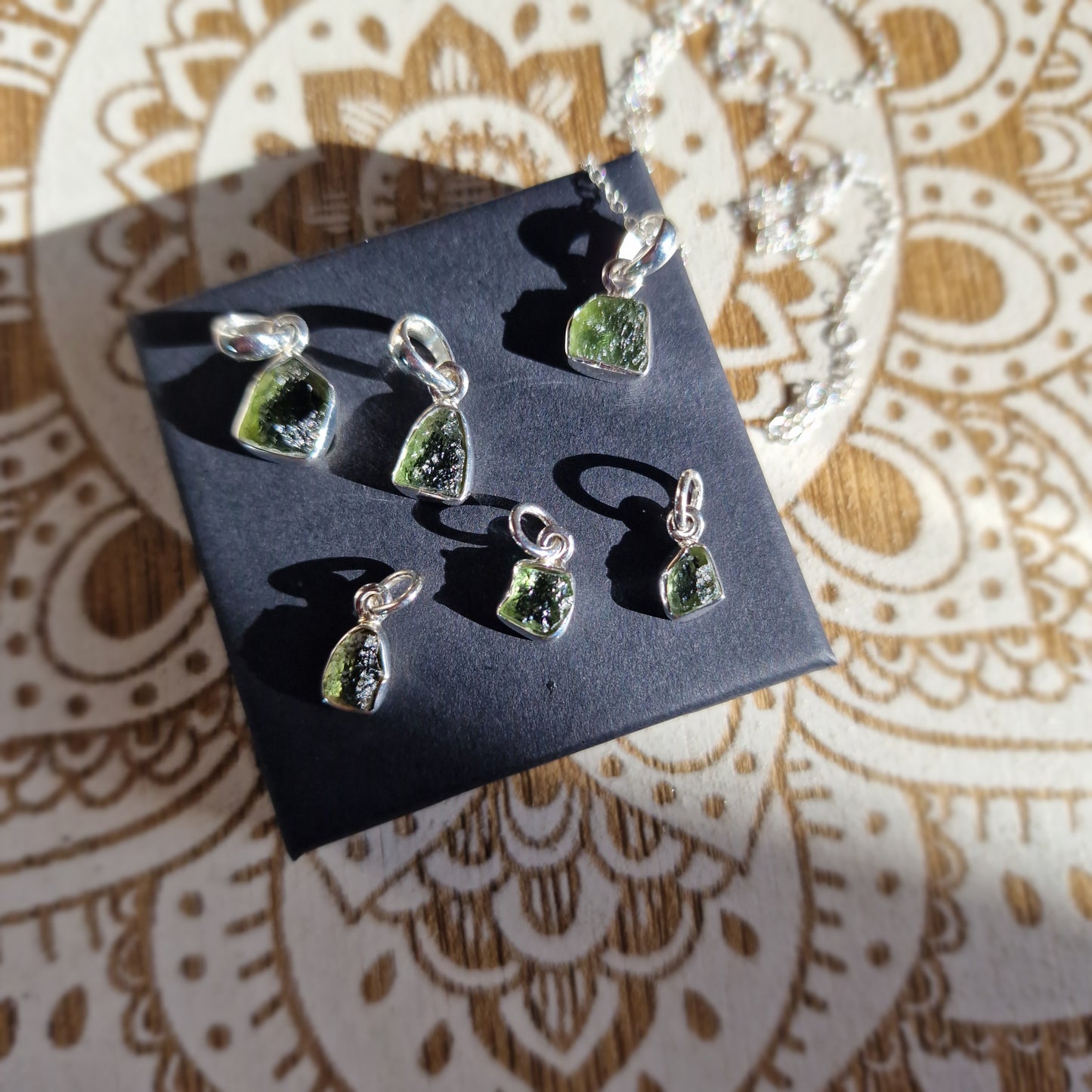 Colgante de Moldavita en Plata de ley con cadena (dos tamaños) ~ Energía Cósmica y Transformación