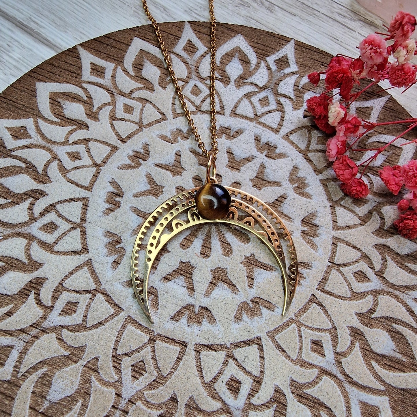 Colgante Luna Invertida con Ojo de Tigre ~ Misticismo y Elegancia