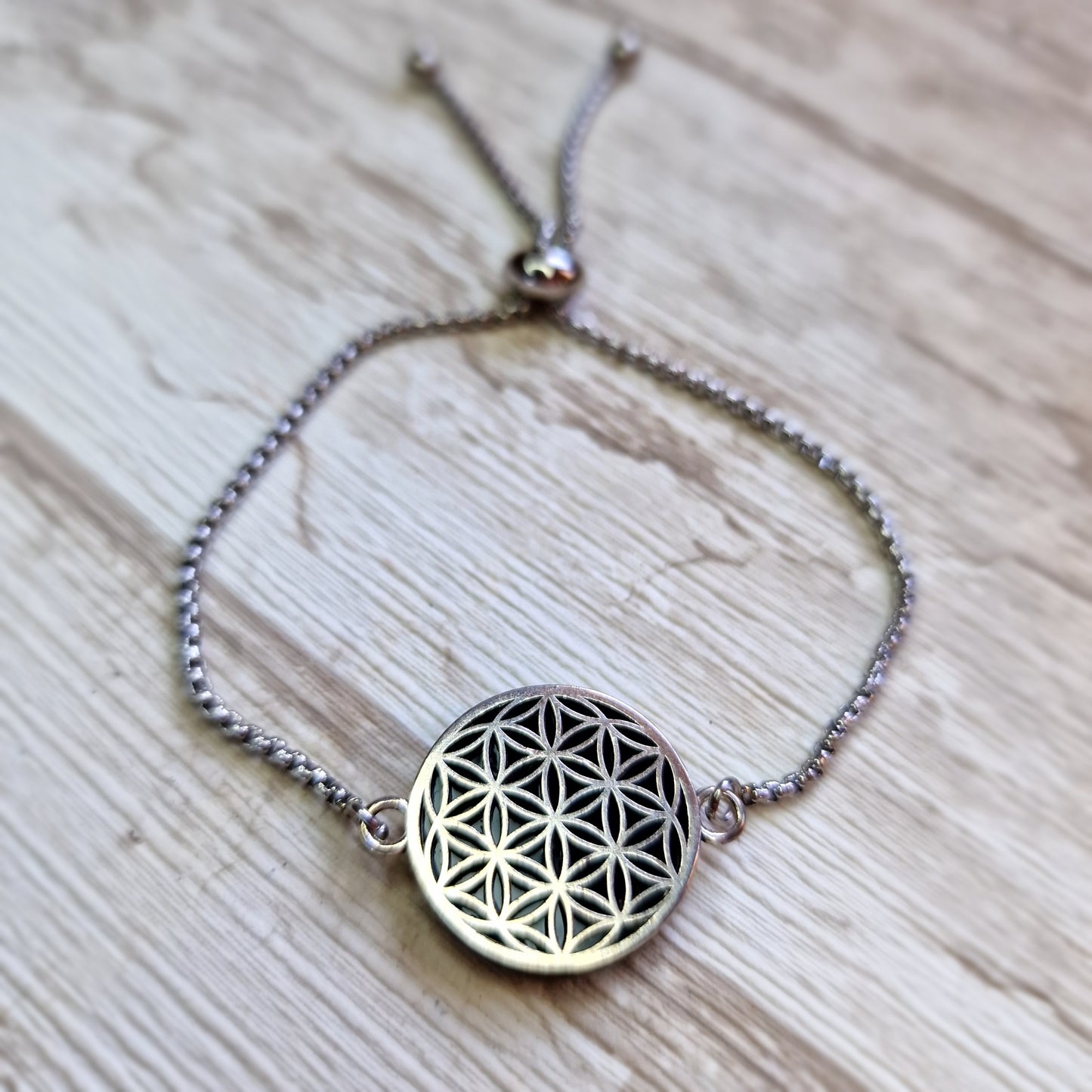 Pulsera Ajustable de Acero con Flor de la Vida y Shungit – Protección y Armonía