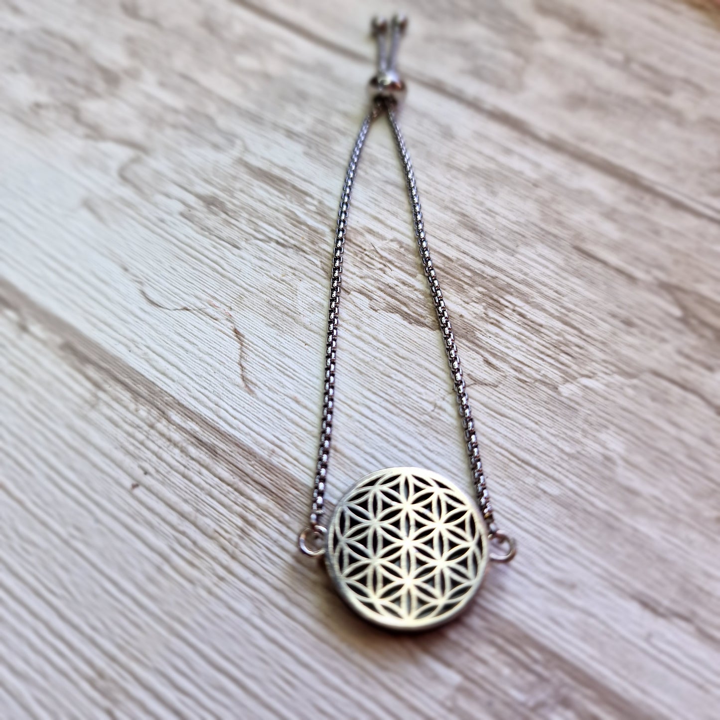 Pulsera Ajustable de Acero con Flor de la Vida y Shungit – Protección y Armonía