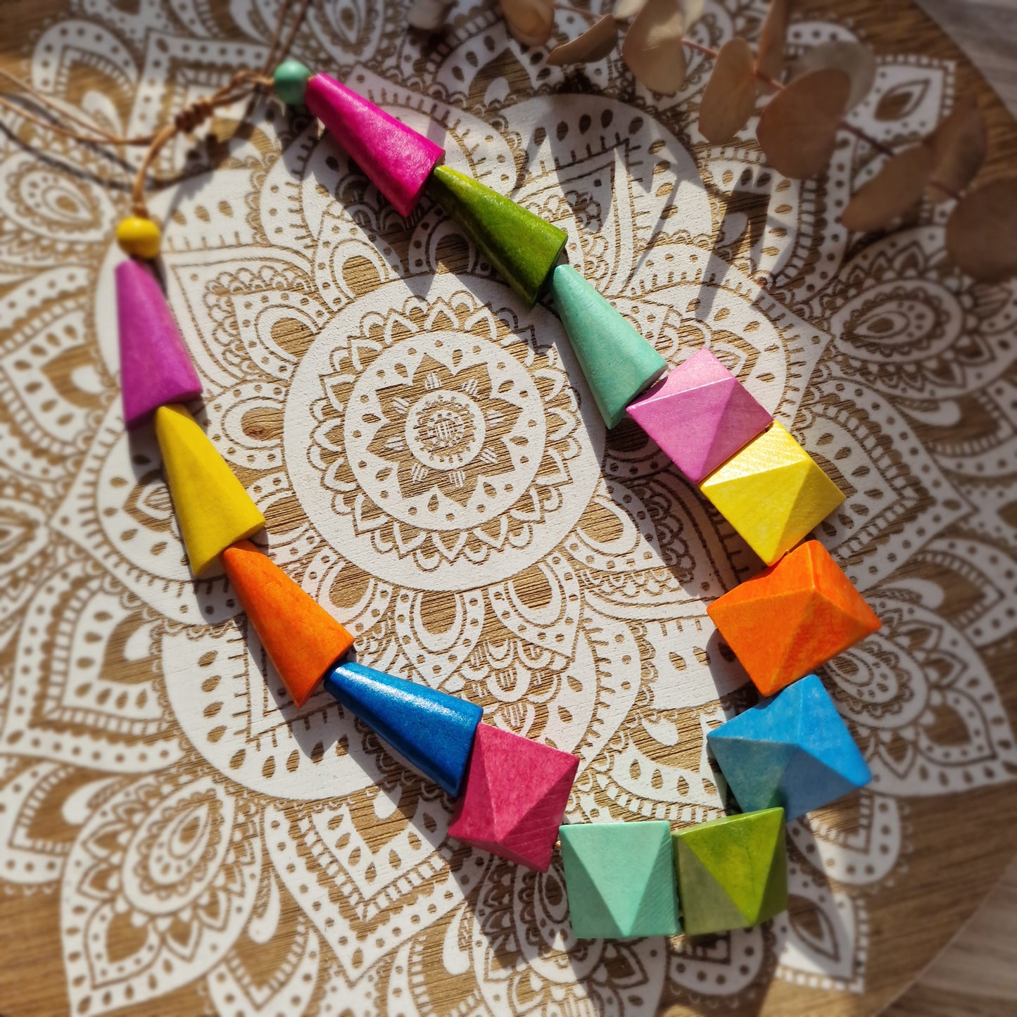 Collar Artesanal de Madera Multicolor ~ Alegría y autenticidad