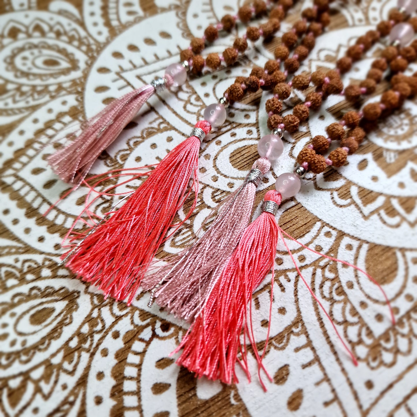 Mala de Rudraksha con Cuarzo Rosa ~ Energía y Meditación