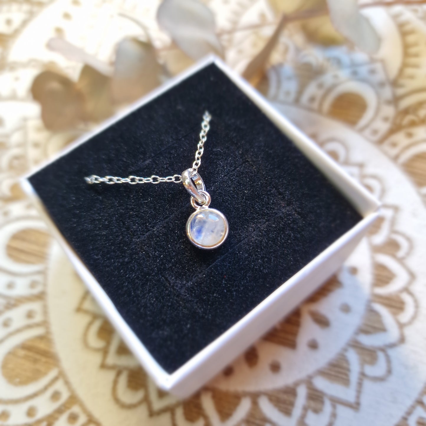 Colgante de Piedra Luna en Plata de Ley 925 ~ Intuición y Energía Femenina