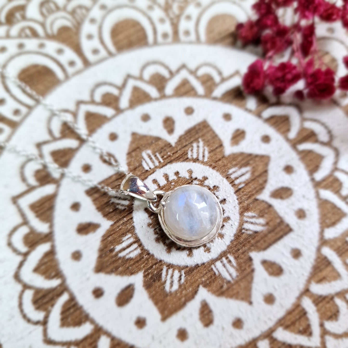 Colgante de Plata con Piedra Luna ~ Feminidad y Armonía