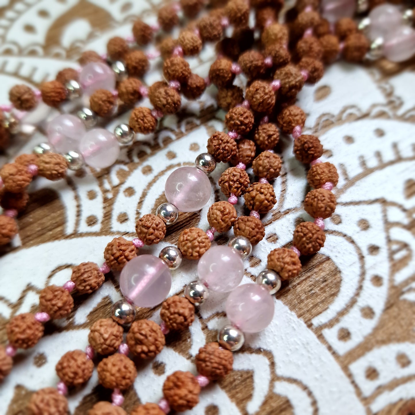Mala de Rudraksha con Cuarzo Rosa ~ Energía y Meditación