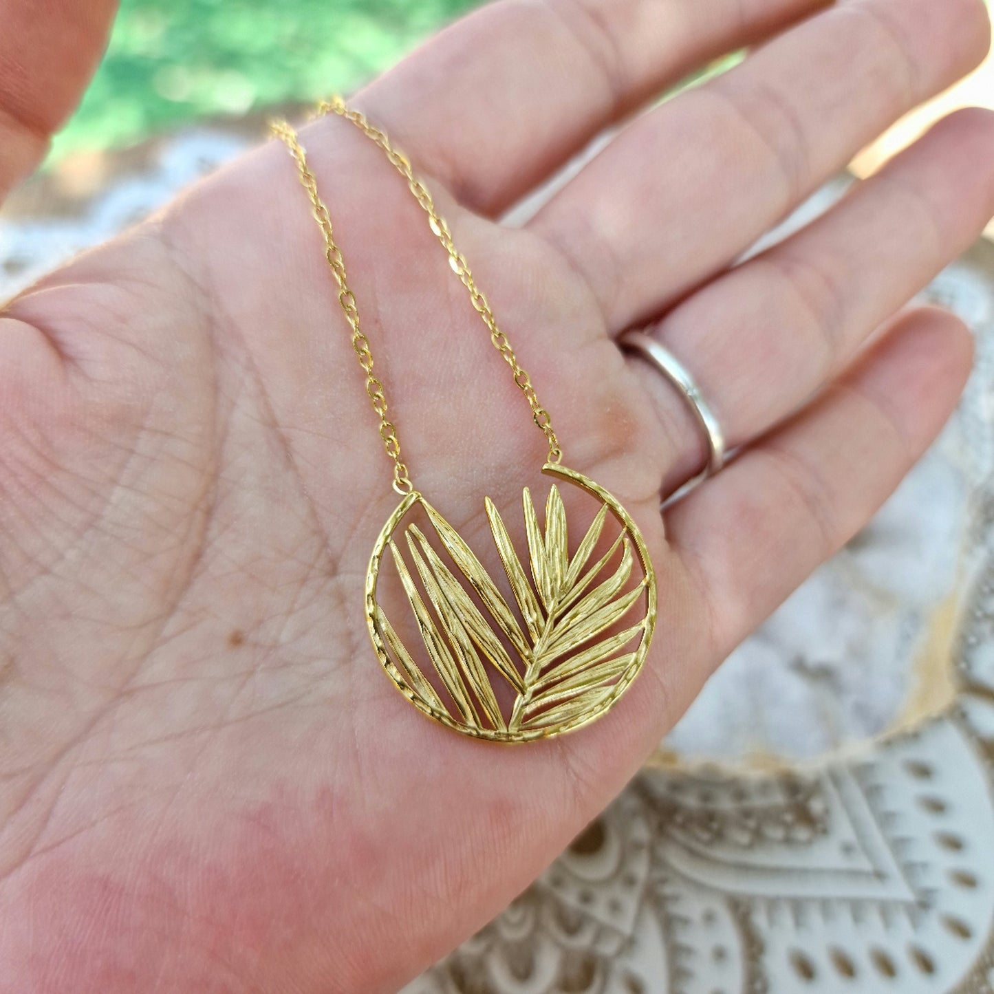 Colgante de acero, Hojas Doradas ~ Naturaleza, Ciclos y Renacimiento