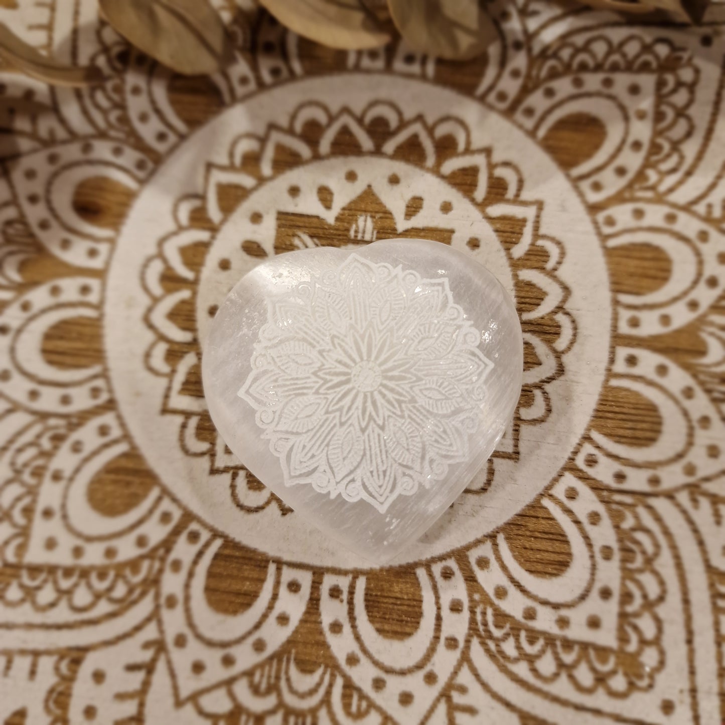 Corazón de Selenita con Mandala Tallado ~ Pureza, Armonía y Luz Interior