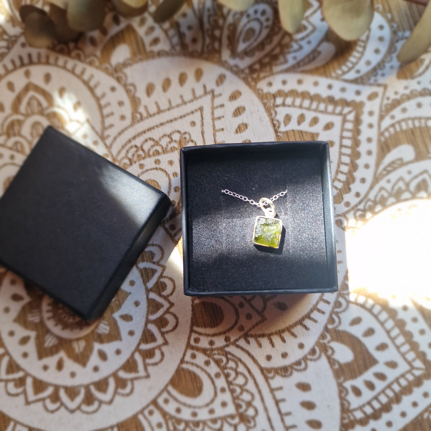 Colgante de Moldavita en Plata de ley – Energía Cósmica y Transformación