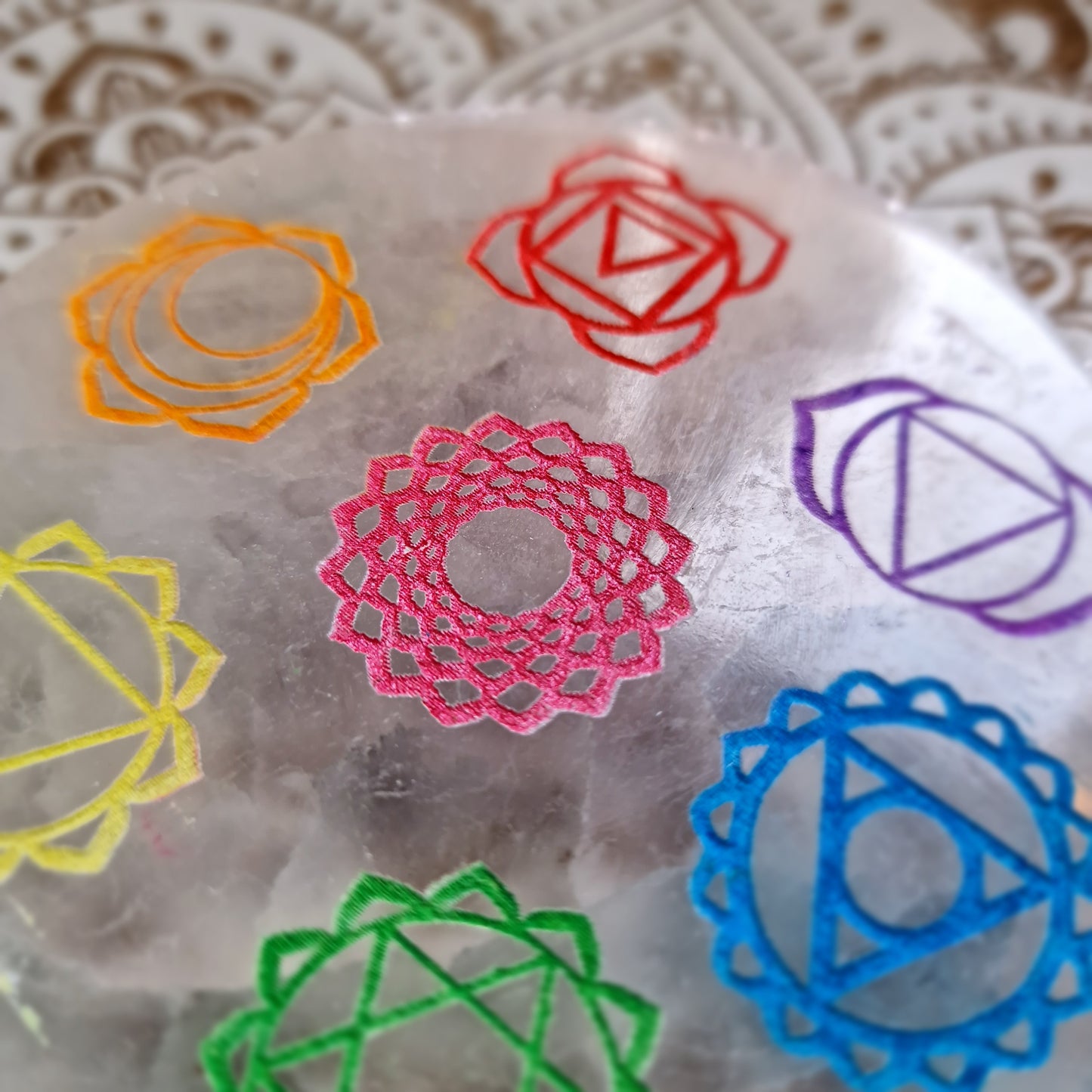 Placa de Selenita Redonda ~ 7 Chakras