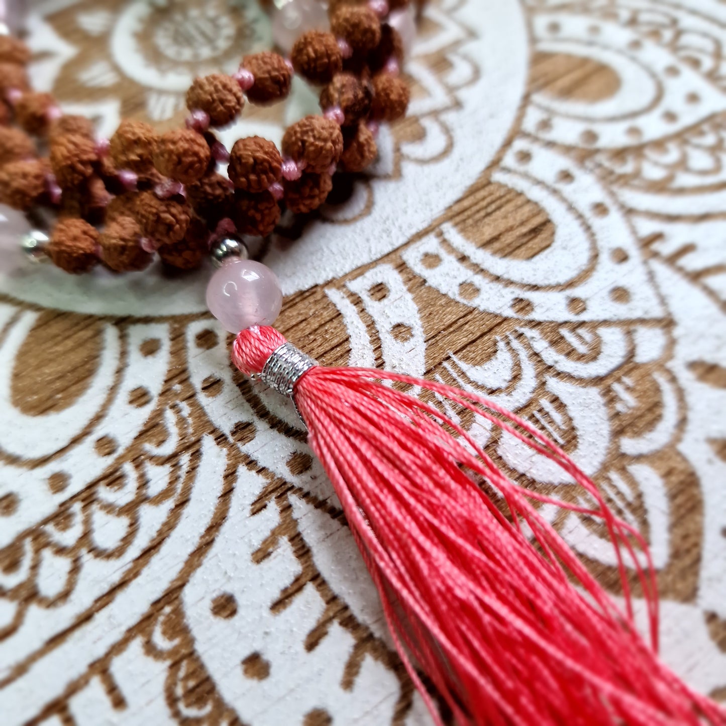 Mala de Rudraksha con Cuarzo Rosa ~ Energía y Meditación