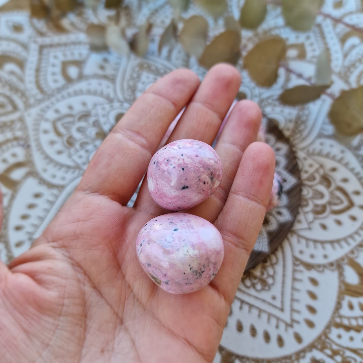 Rodado de Rodonita ~ Equilibrio emocional, compasión y fortaleza interior