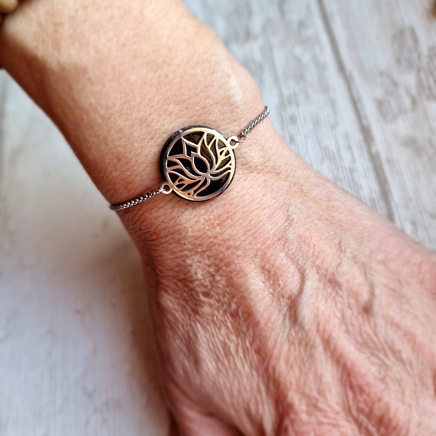 Pulsera Ajustable de Acero con Flor de Loto y Shungit – Renacimiento y Protección