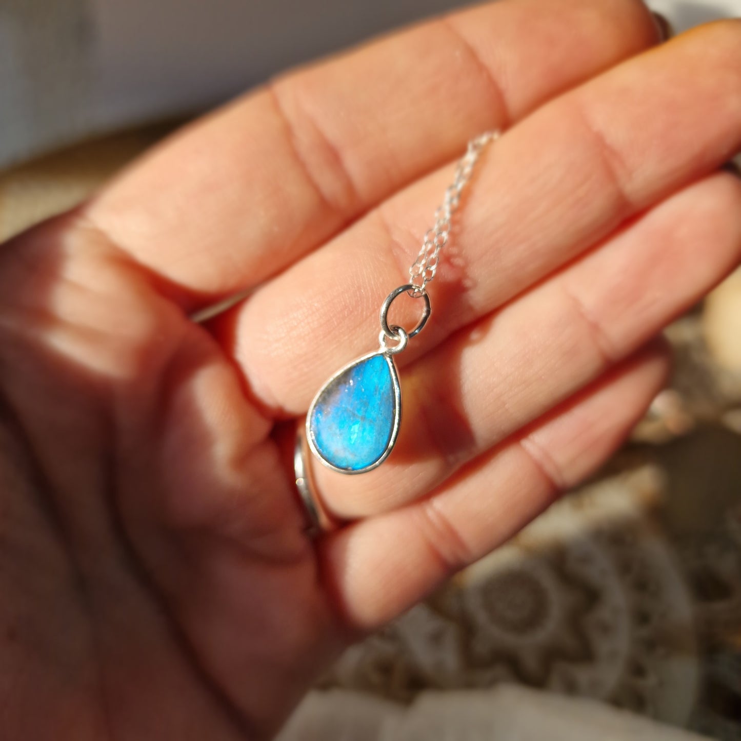 Colgante de Labradorita en Forma de Lágrima ~ Intuición y Protección