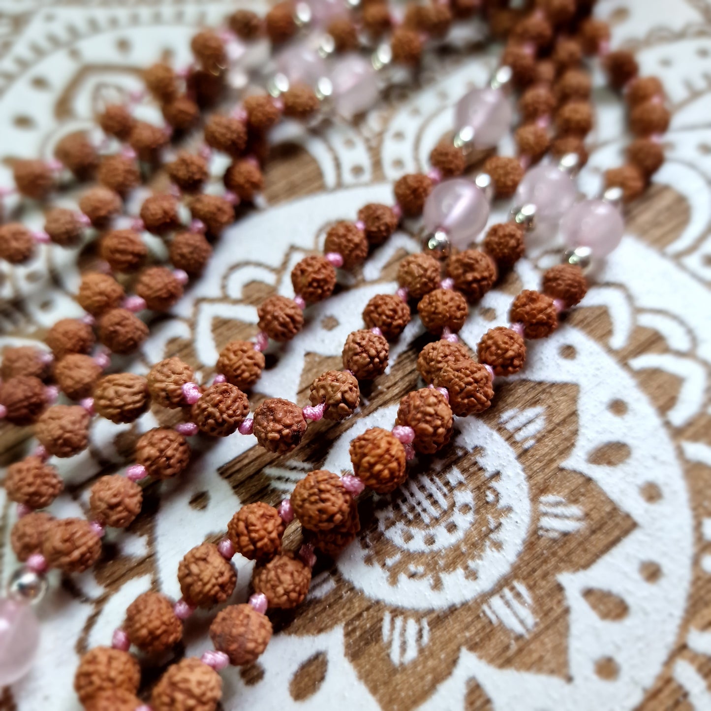 Mala de Rudraksha con Cuarzo Rosa ~ Energía y Meditación