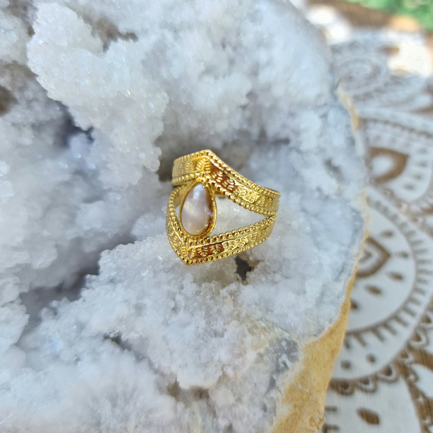 Anillo Lágrima de Nacar ~ Elegancia Intuitiva y Luz Suave