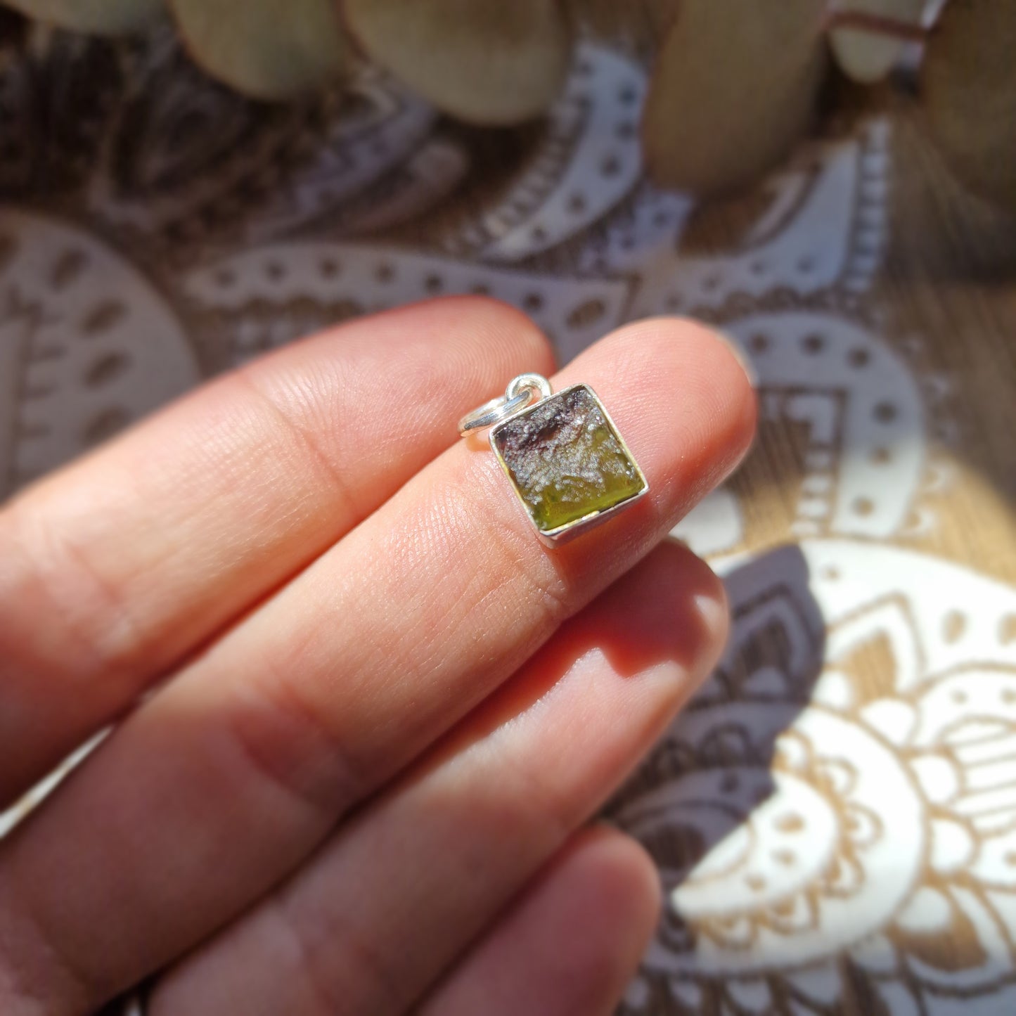 Colgante de Moldavita en Plata de ley – Energía Cósmica y Transformación