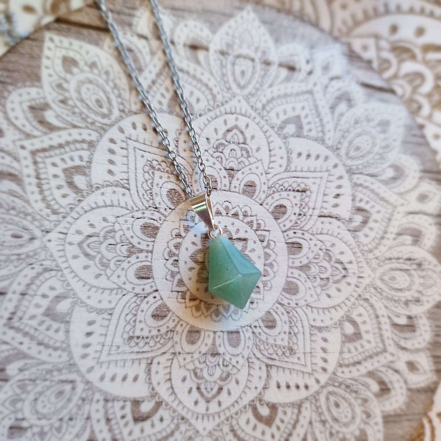 Colgante Punta Cónica de Cuarzo Verde ~ Armonía y equilibrio diario 💚