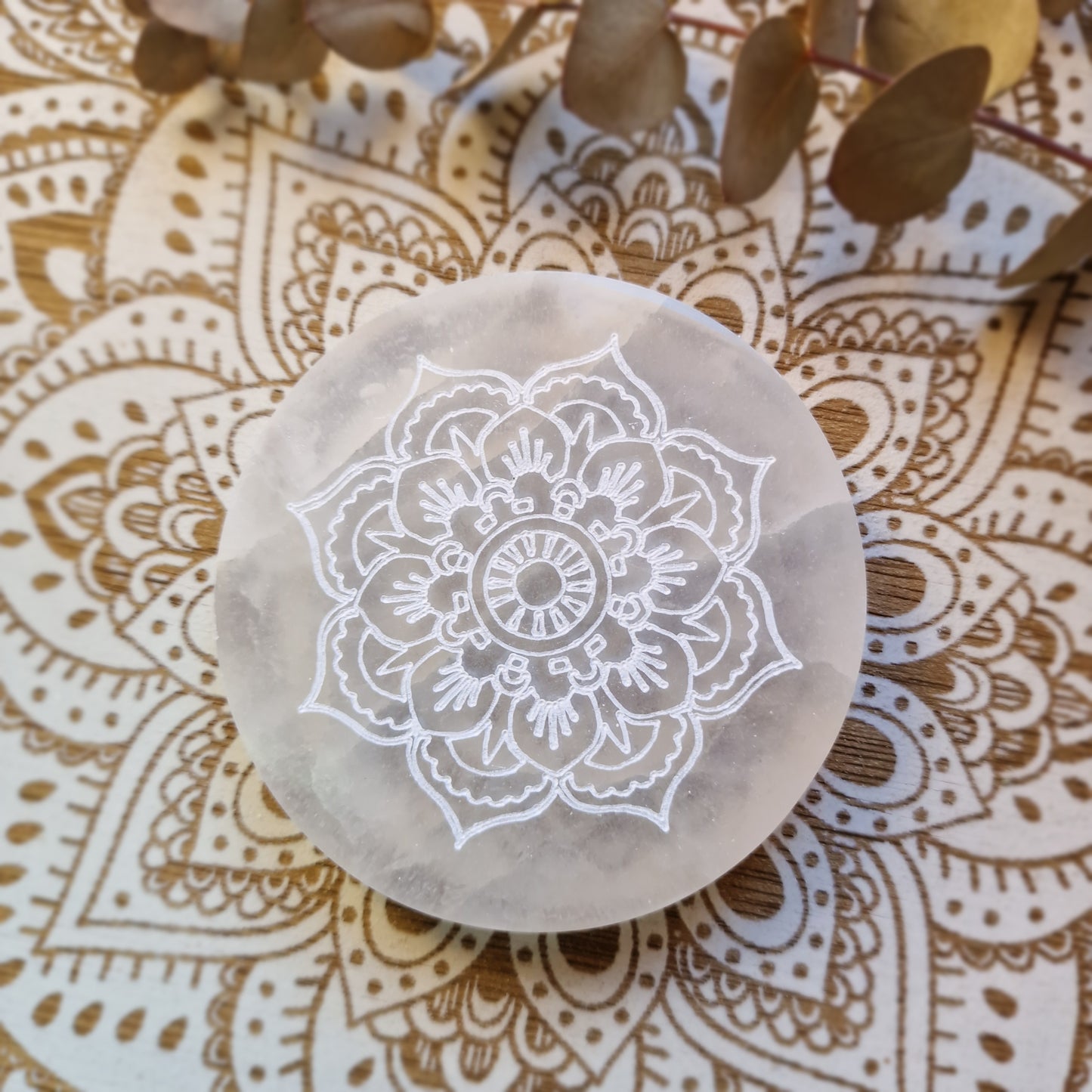Placa de Selenita Redonda ~ Flor Mandala ~ Energía y Armonización
