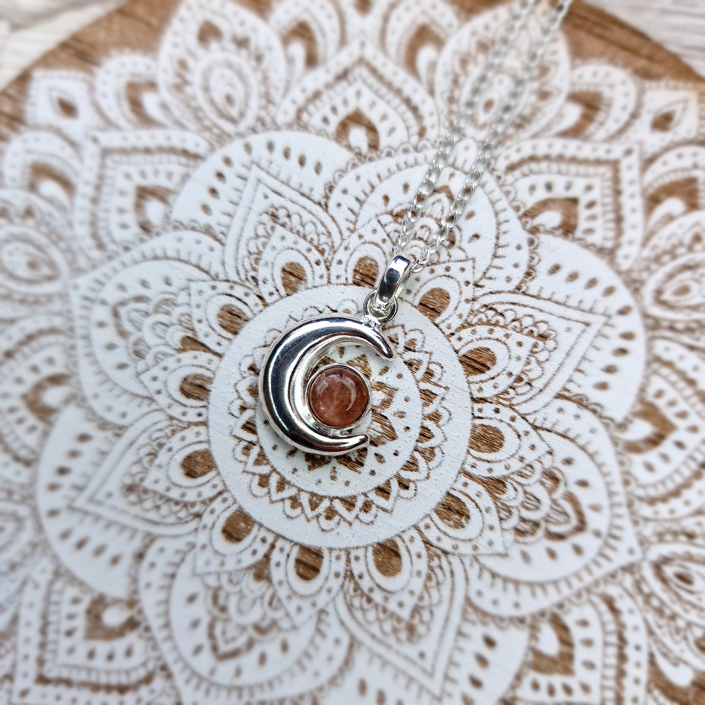 Colgante de Plata Luna con Piedra Sol – Brillo y Vitalidad