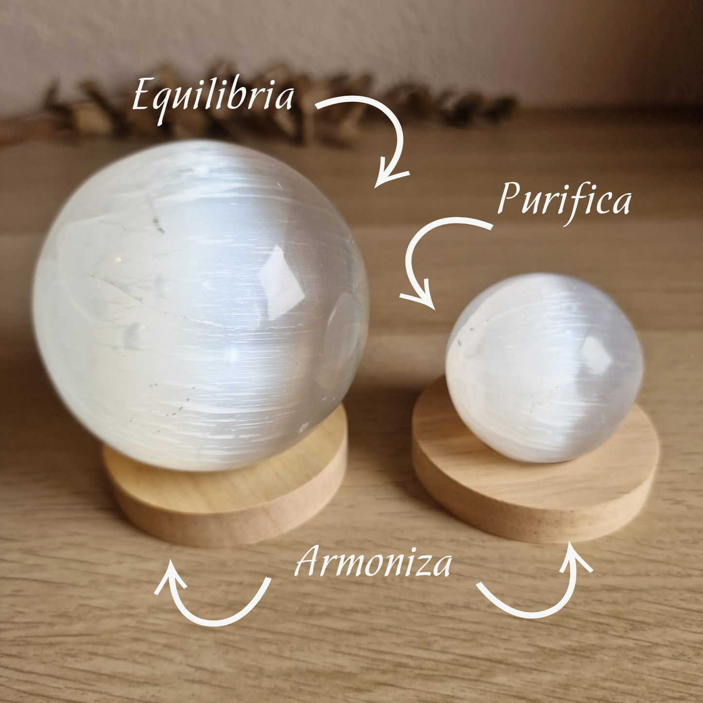 Esfera de Selenita Pulida con Base de Madera