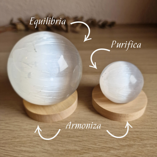 Esfera de Selenita Pulida con Base de Madera