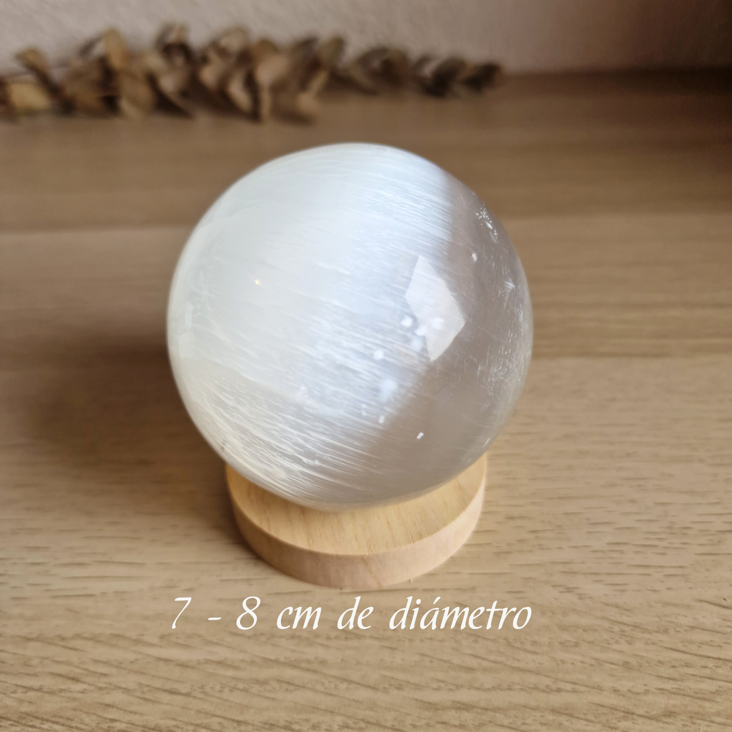 Esfera de Selenita Pulida con Base de Madera