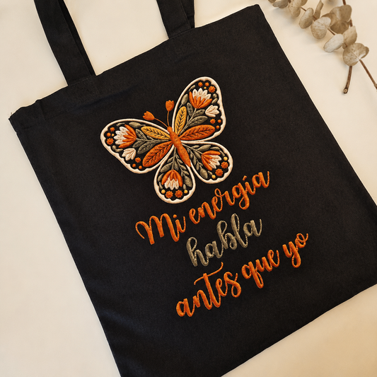 Tote Bag ~ Mi energía habla antes que yo ~ Efecto Bordado (Negra)