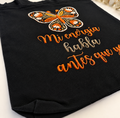 Tote Bag ~ Mi energía habla antes que yo ~ Efecto Bordado (Negra)