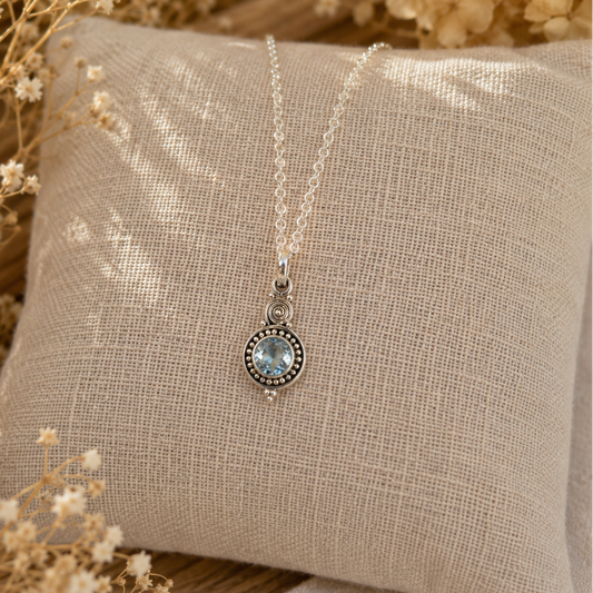Colgante Lyra ~ Plata de Ley ~ Topacio Azul Facetado