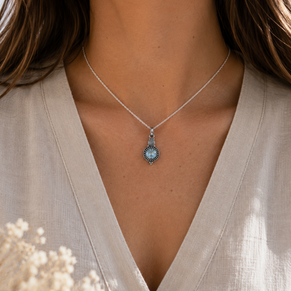 Colgante Lyra ~ Plata de Ley ~ Topacio Azul Facetado