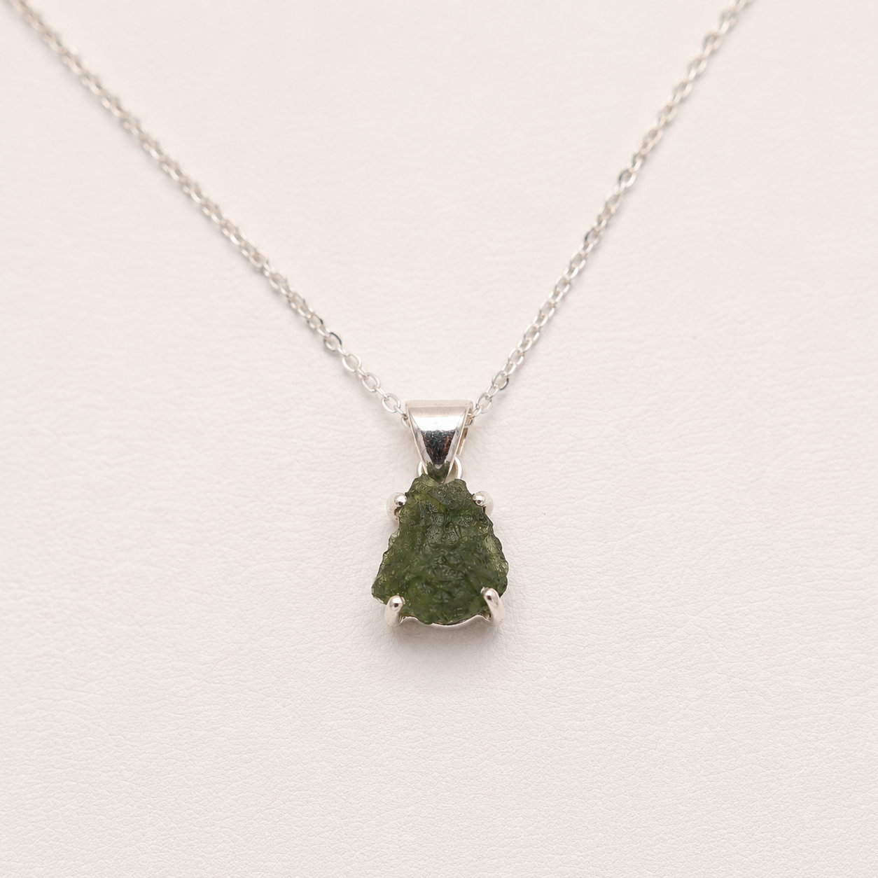 Colgante de Moldavita en Plata de ley + cadena ~ Energía Cósmica y Transformación