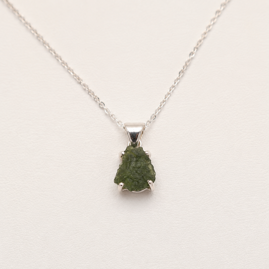 Colgante de Moldavita en Plata de ley + cadena ~ Energía Cósmica y Transformación