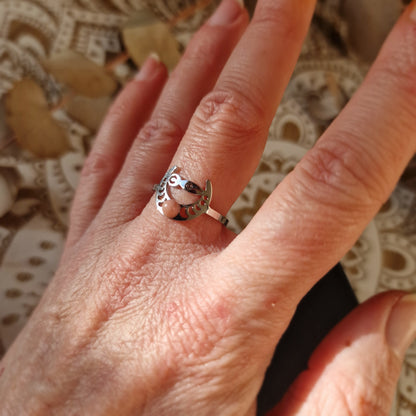Anillo Ajustable  Luna y Diosa con Rodonita ~ Ciclos, feminidad y equilibrio emocional