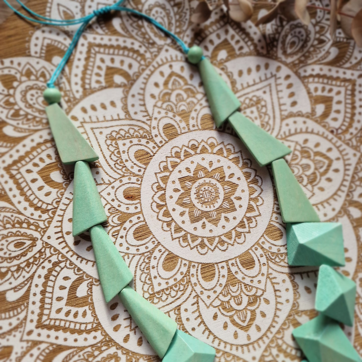 Collar Artesanal de Madera Verde Menta ~ Frescura y calma
