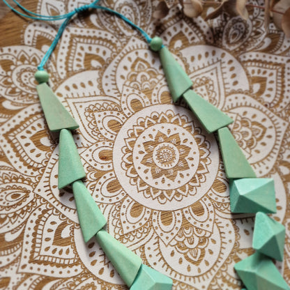 Collar Artesanal de Madera Verde Menta ~ Frescura y calma