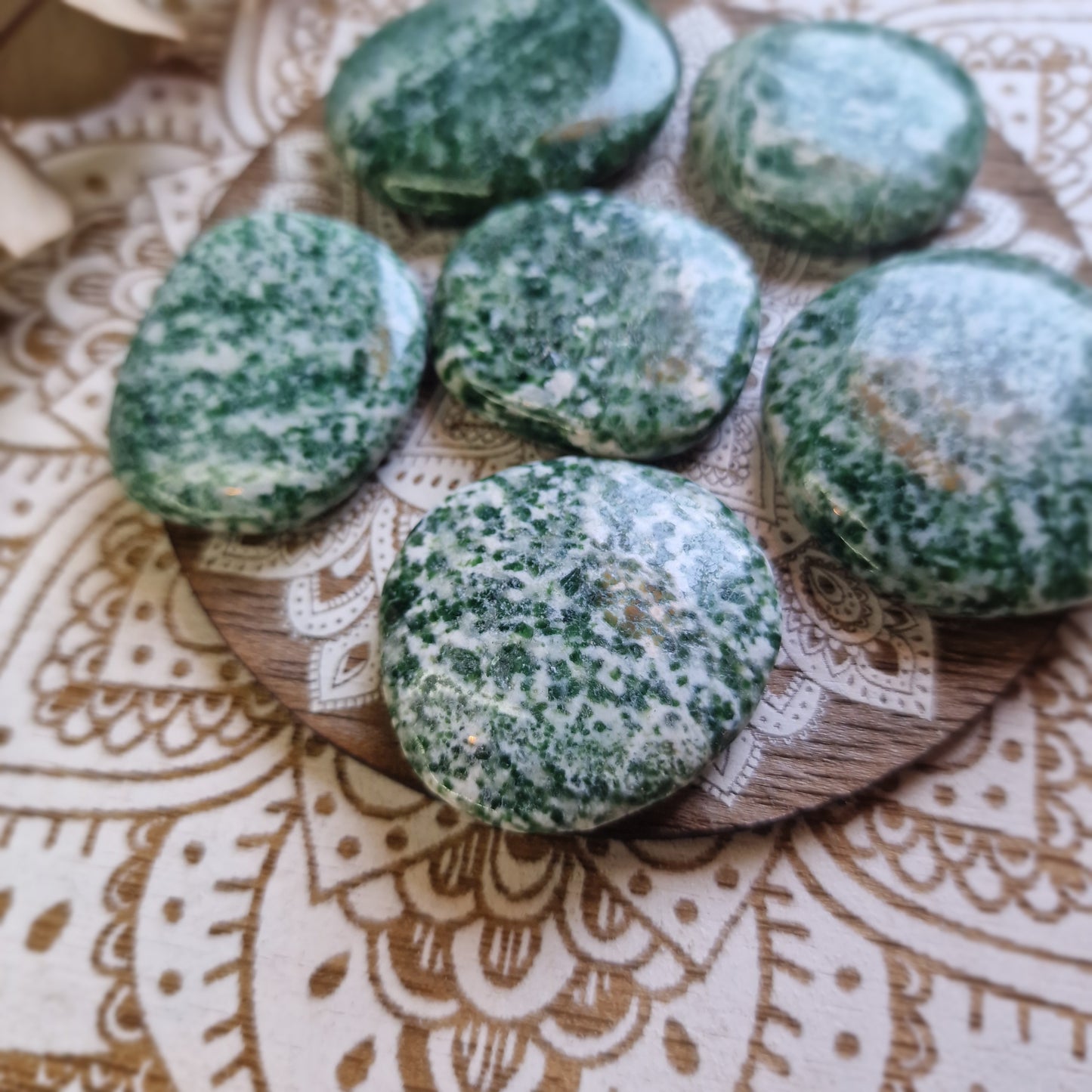 Piedra Plana Rodada de Jade Mariposita ~ Equilibrio y Armonía